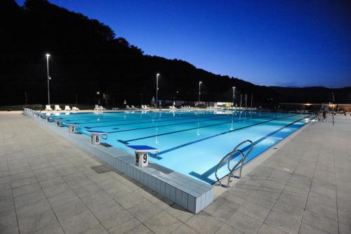 BrestanicaRooms Kozmus的一座晚上点亮的大型游泳池
