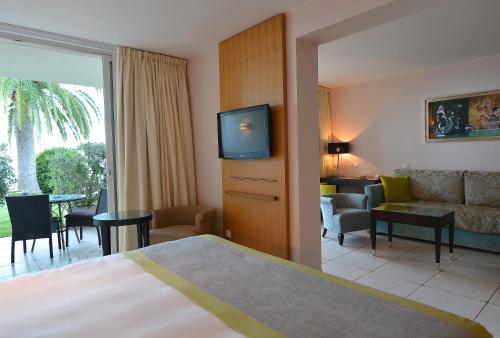 阿雅克修Hôtel Restaurant Dolce Vita的酒店客房设有床和客厅。