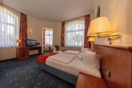 宾茨德意志旗酒店的酒店客房设有一张大床和一台电视。