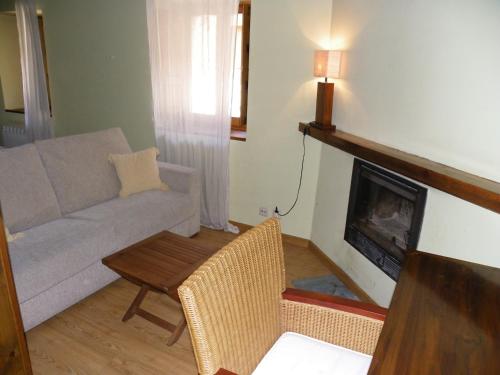 拉斯卡弗里亚Casa Granero的带沙发和壁炉的客厅