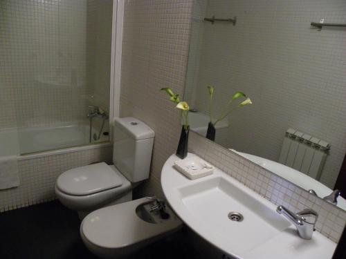 拉斯卡弗里亚Casa Granero的浴室配有白色水槽、卫生间和浴缸。