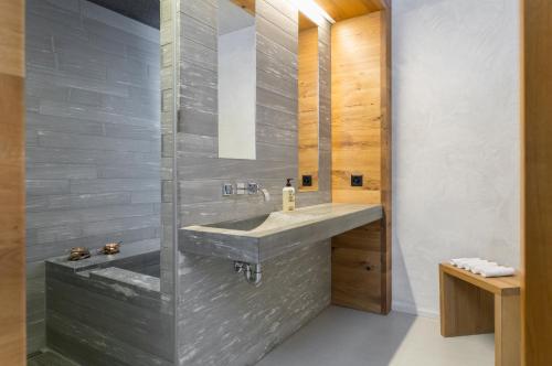 莱克斯岩石度假公寓式酒店的一间带水槽和镜子的浴室