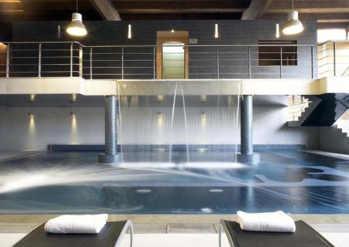 阿拉力兹Oca Vila de Allariz Hotel & Spa的一个带喷泉的大型游泳池