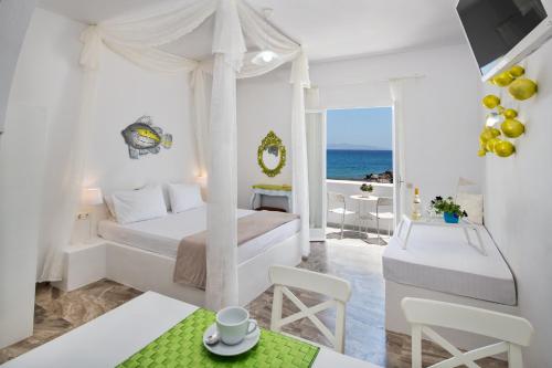 卡马利Sol Mare Salis的一间白色的卧室,配有一张床,享有海景