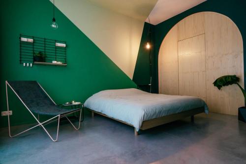 根特Boutique B&B Graaf的绿色卧室配有床和椅子