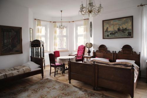 尼萨Villa Navigator的一间卧室配有两张床和一张桌子及椅子