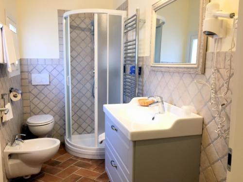 费拉约港Affittacamere Anselmi Sauro的一间带水槽、淋浴和卫生间的浴室