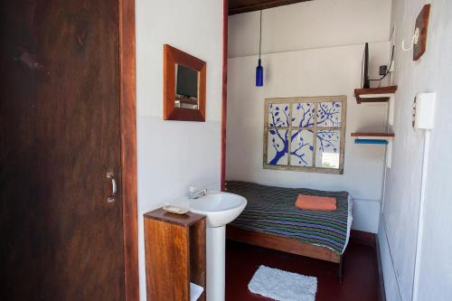 科万Hotel Casa Chapultepec的一间带水槽和床的小浴室