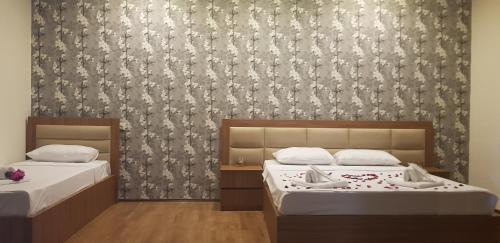 GremiWhite House in Kakheti Eniseli的一间卧室配有两张床和壁画