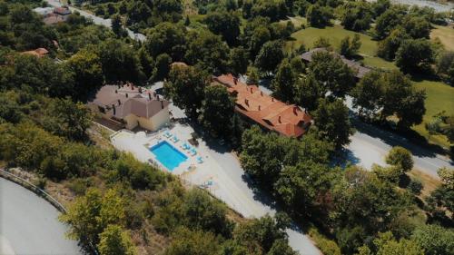 卡托劳塔翁诺斯托斯酒店的享有带游泳池的别墅的顶部景致
