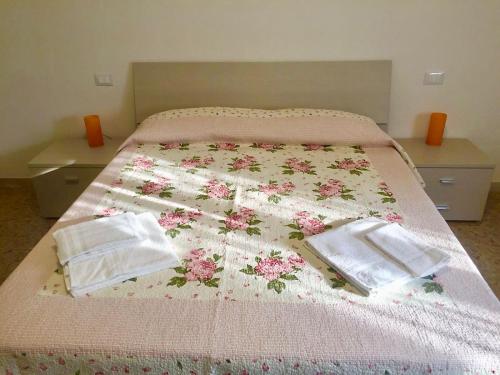 佩斯基耶拉德加达Villa Ferri的一张带两条毛巾的床