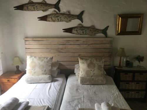 布雷达斯多普Carneddie Cottage - main的卧室配有一张墙上有鱼的床