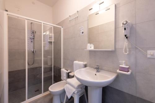利多迪耶索罗安尼酒店 的白色的浴室设有水槽和淋浴。
