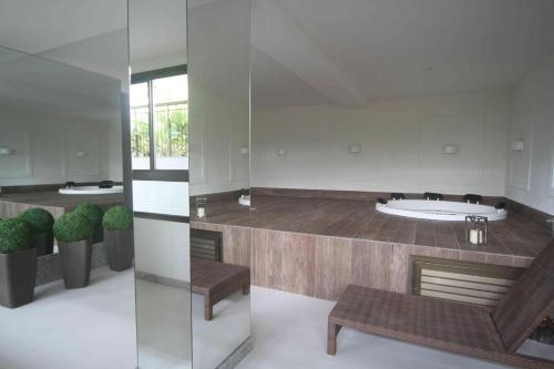 里约热内卢TIJUCA Atrium Top 3 Qts BEST LOCATION IN RIO的带浴缸、长凳和浴室的浴室