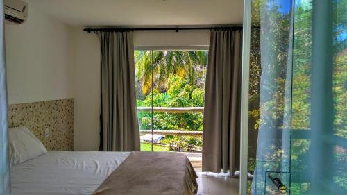 马塞约Chalé coco b4的一间卧室设有一张床和一个大窗户