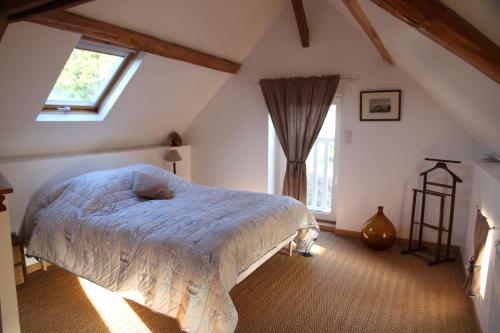 BouèreMaison St Mayeul的一间卧室配有一张带蓝色棉被的床和窗户。
