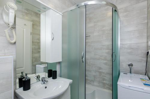 杜布罗夫尼克Apartments A&M的一间带水槽和玻璃淋浴的浴室