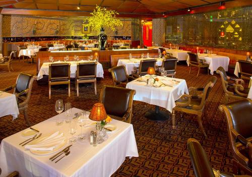 FranklinCypress Bayou Casino Hotel的一间设有白色桌椅的用餐室