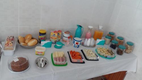 塞萨里乌兰日Pousada Recanto Dom Lázaro的一张桌子上放着食物和其他食物