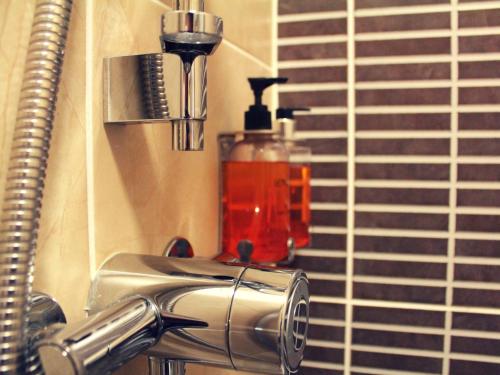 布莱克浦罗斯金酒店的浴室盥洗盆和窗边的肥皂饮水机