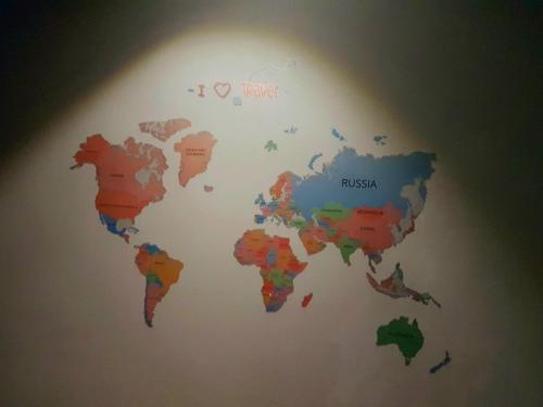 哥打京那巴鲁Sovotel @ Napzone KKIA的一张带有俄罗斯语的世界地图