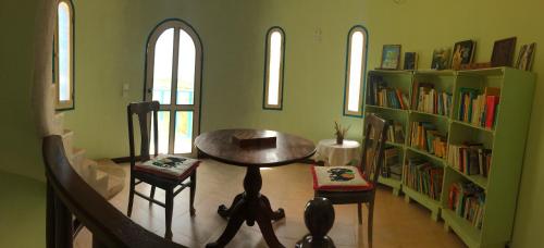 马约城Torre Sabina的配有桌椅和书架的房间