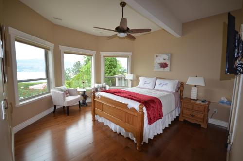 West KelownaBella Luna Bed and Breakfast的一间卧室设有一张大床和窗户。