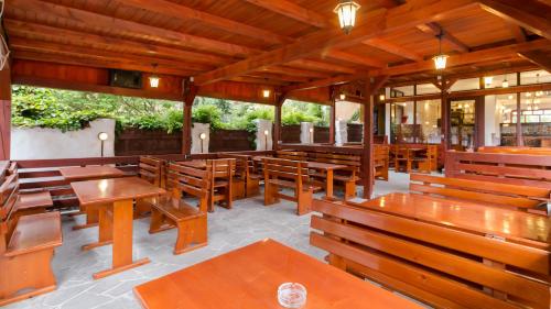 旧瓦马Casa Luca的空餐厅,配有木桌和长凳