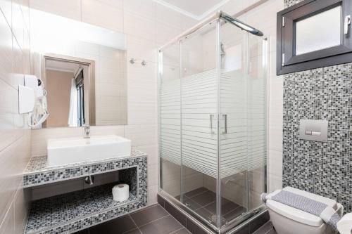 斯卡拉拉乔伊Ftery的带淋浴、盥洗盆和卫生间的浴室