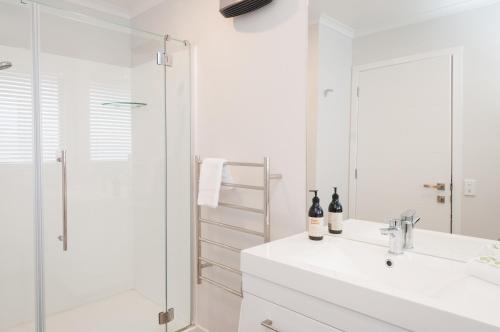 特威泽尔豪华拉塔公寓 - A的白色的浴室设有水槽和淋浴。