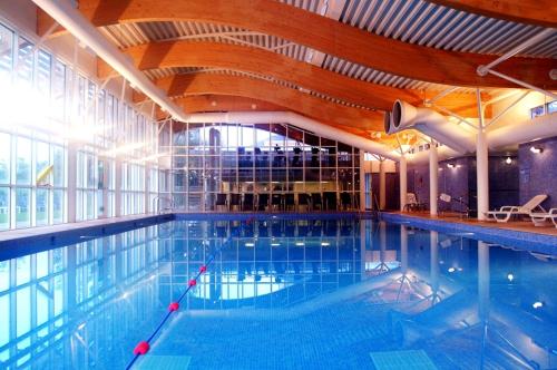 索布里奇沃思格鲁夫庄园高尔夫酒店&乡村俱乐部的大楼内的大型游泳池