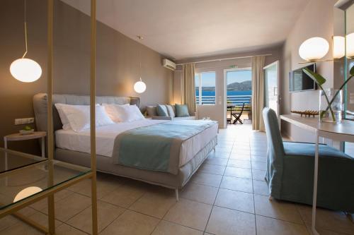 尼基亚娜亚德里亚缇卡酒店的一间卧室设有一张床和一间客厅。