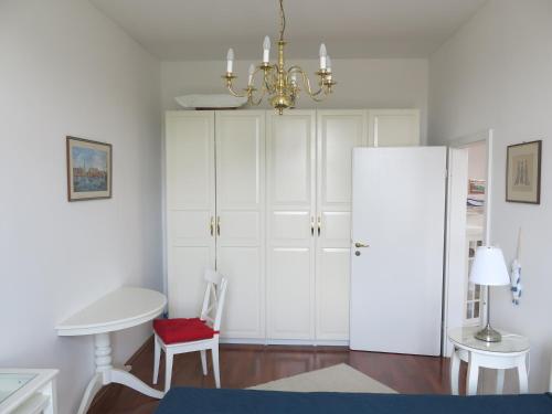 巴拉顿菲赖德Horvath Villa Apartman Aliz的卧室配有白色橱柜和吊灯。