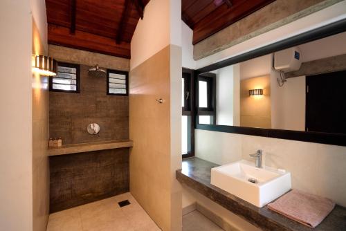 坦加拉七只海龟酒店的一间带水槽和镜子的浴室