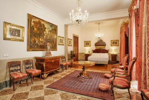 马略卡岛帕尔马Casa Delmonte - Turismo de Interior的客厅配有家具和吊灯。