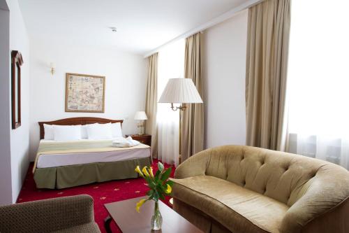 阿特劳阿特劳达斯坦酒店的酒店客房,配有床和沙发