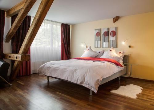 萨尔嫩梅茨根酒店的一间卧室配有一张带白色床单的床和一扇窗户。