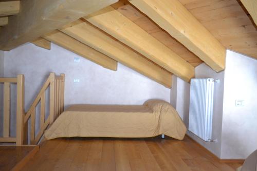 奇萨瓦玛兰科拉罗卡度假屋的阁楼设有一张床铺和木制天花板。