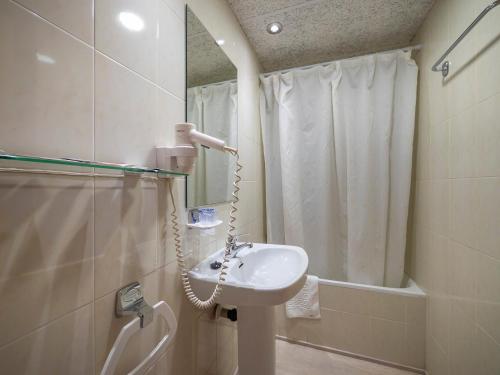 罗萨斯韦拉酒店的一间带水槽和淋浴的浴室