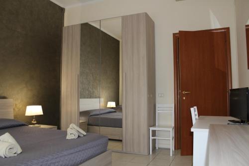 卡利亚里Cagliari 4u Self Check in的酒店客房,配有床和镜子