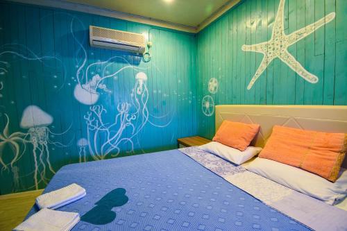 乌尔齐尼Urke - Ada Bojana的卧室的墙上涂有海星