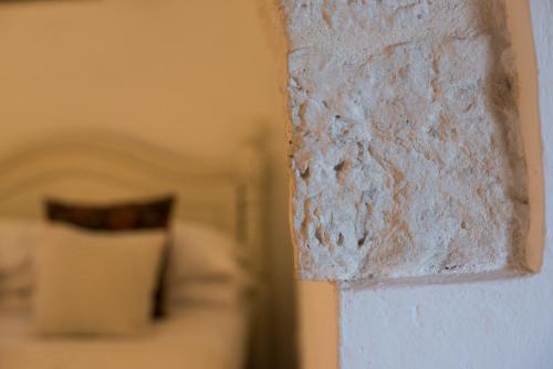 阿尔贝罗贝洛图利德亚酒店的配有枕头的白色墙壁的壁橱