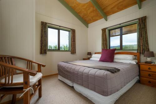 摩斯吉尔摩斯吉尔汽车旅馆的一间卧室配有一张床和一把椅子,还有两个窗户