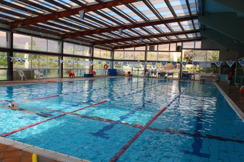 尼尔大卫尼尔大卫乡村酒店的大楼内一个蓝色的大型游泳池