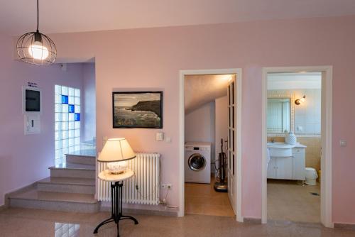 米尼亚索菲亚埃琳娜别墅的一间设有走廊、楼梯和灯的房间