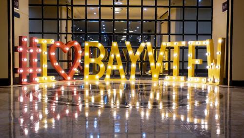 马尼拉Bayview Park Hotel Manila的建筑前有鲍米特的标志