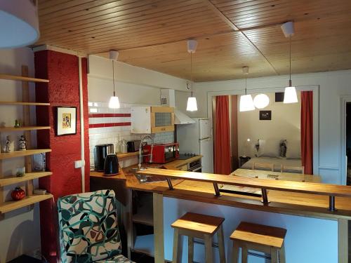 楠蒂阿南蒂阿之家穆布雷斯因-朱拉一室公寓的厨房配有长柜台和一些椅子
