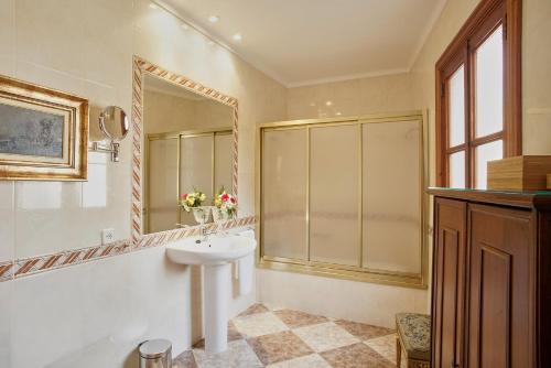 马略卡岛帕尔马Casa Delmonte - Turismo de Interior的一间带水槽和镜子的浴室