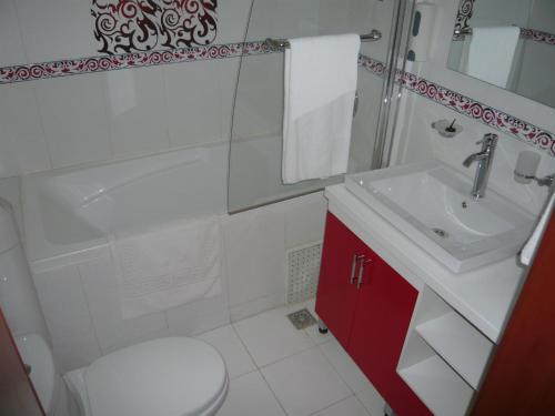 巴马科Le Relais de Bamako的白色的浴室设有水槽和卫生间。