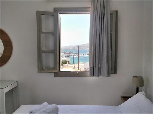 纳乌萨迪斯比纳梅尔公寓式酒店的一间卧室设有海景窗户